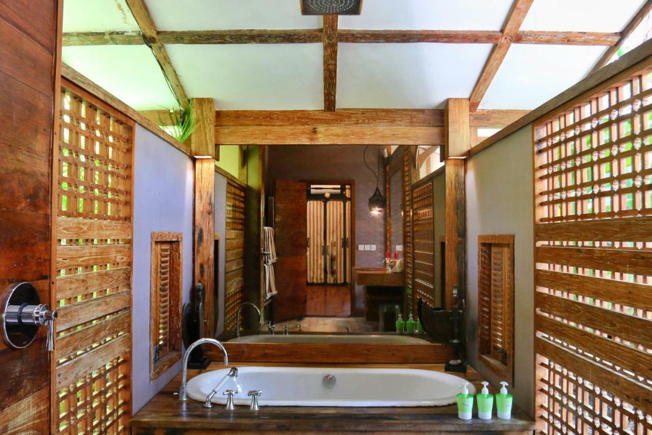 Villa Bhuvana With Private Swimming Pool Τζίλι Τραγουανγκάν Εξωτερικό φωτογραφία